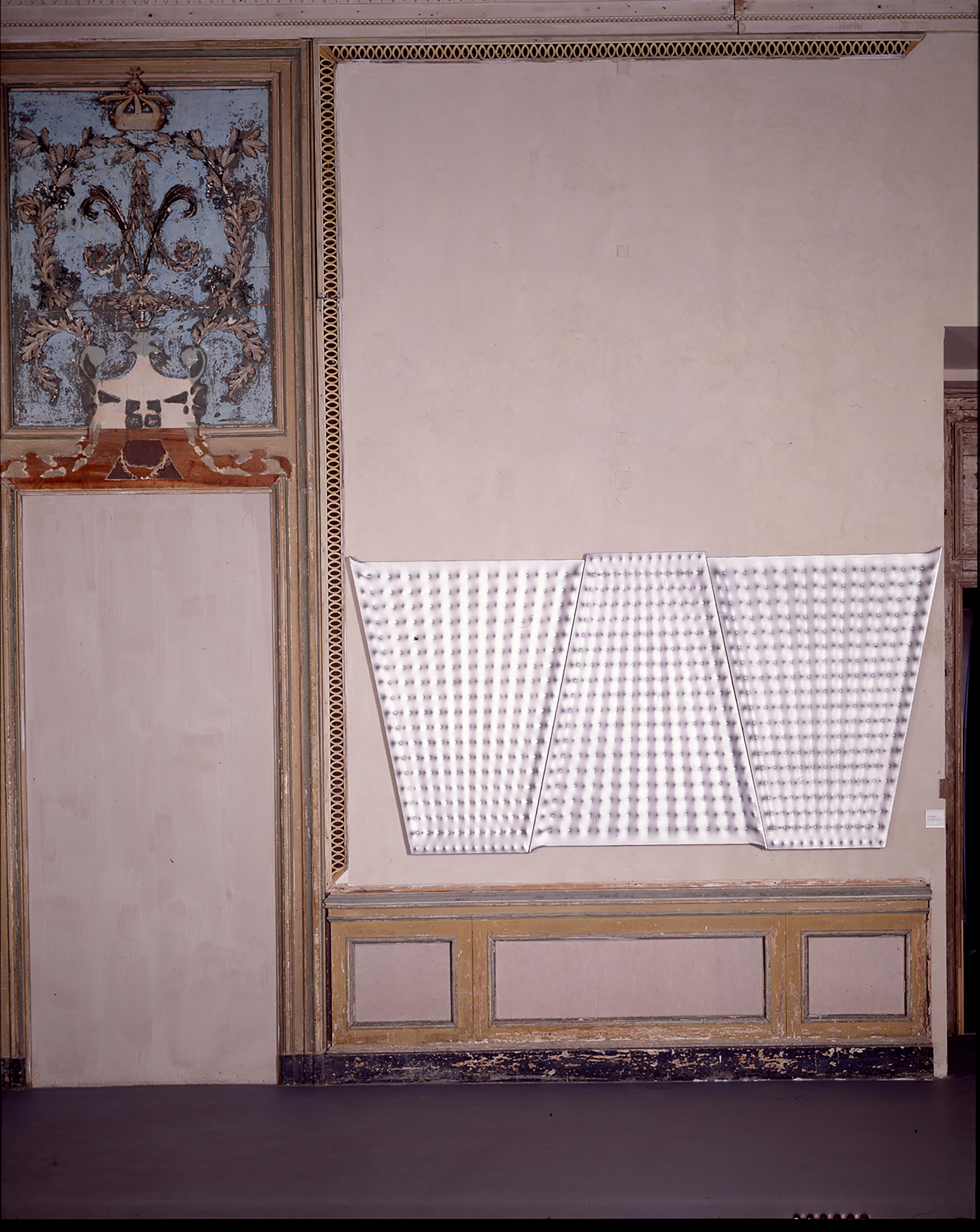 Enrico Castellani, Superficie argento, 1966